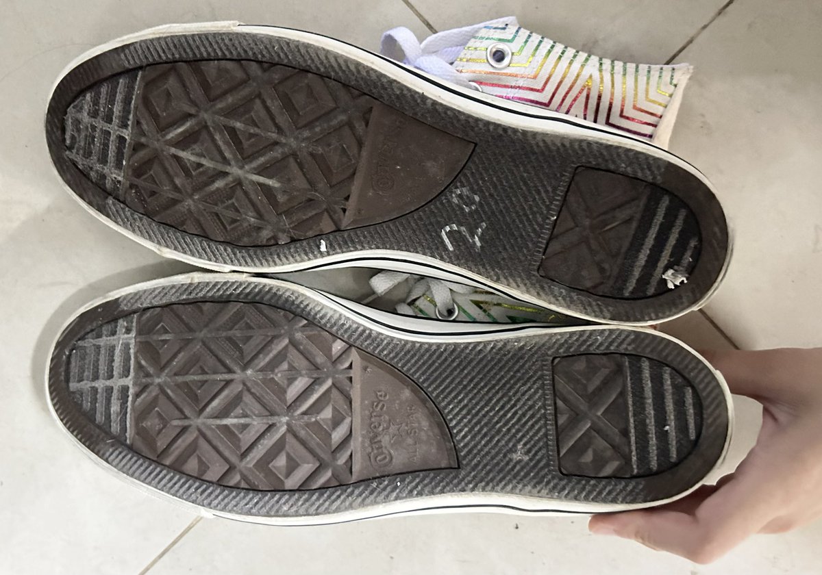 Vesq15's tweet photo. รองเท้าconverse สีรุ้ง
ไซส์ 42.5 (27.5 cm) 
มีฝุ่นเกาะนิดหน่อยคับ พื้นดีจัด ของเเท้นะ
250รวมส่งครับ

 #ส่งต่อรองเท้า #ส่งต่อรองเท้ามือสอง #ส่งต่อconverse #converse #รองเท้ามือ���อง https://t.co/ubqiVz3EQB