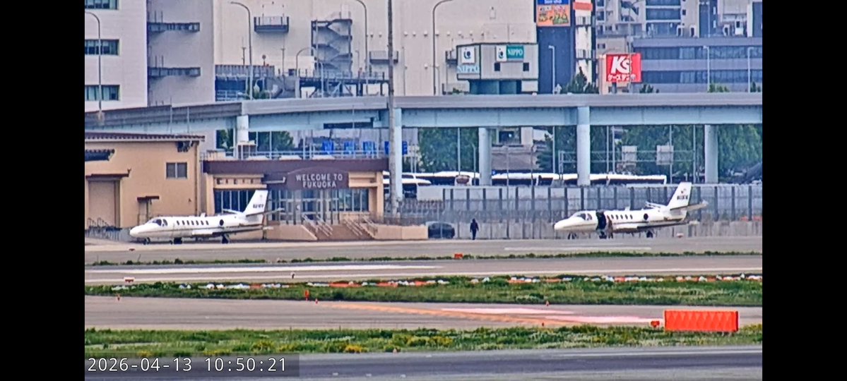 4iuv3KDdMn1YDx5's tweet image. 🇺🇸米軍基地に
セスナUC35A、3機飛来
二機目と三機目がカメラからは重なって三機並びが綺麗に見えず
残念😭
#福岡空港ライブカメラ
#福岡空港
#USARMY
96ｰ00109
97ｰ00103
98ｰ00006