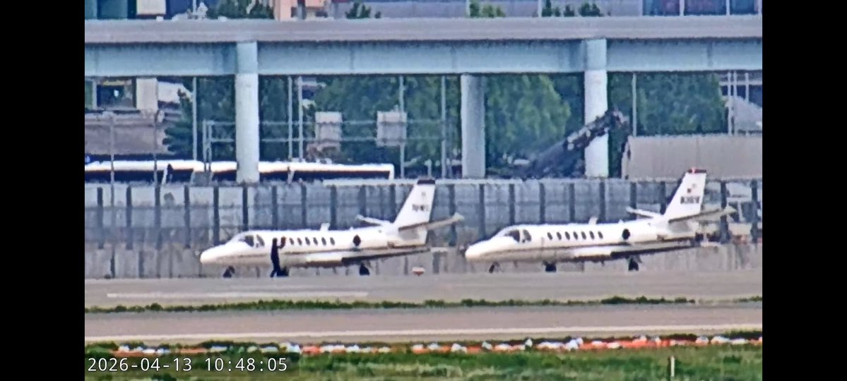 4iuv3KDdMn1YDx5's tweet image. 🇺🇸米軍基地に
セスナUC35A、3機飛来
二機目と三機目がカメラからは重なって三機並びが綺麗に見えず
残念😭
#福岡空港ライブカメラ
#福岡空港
#USARMY
96ｰ00109
97ｰ00103
98ｰ00006