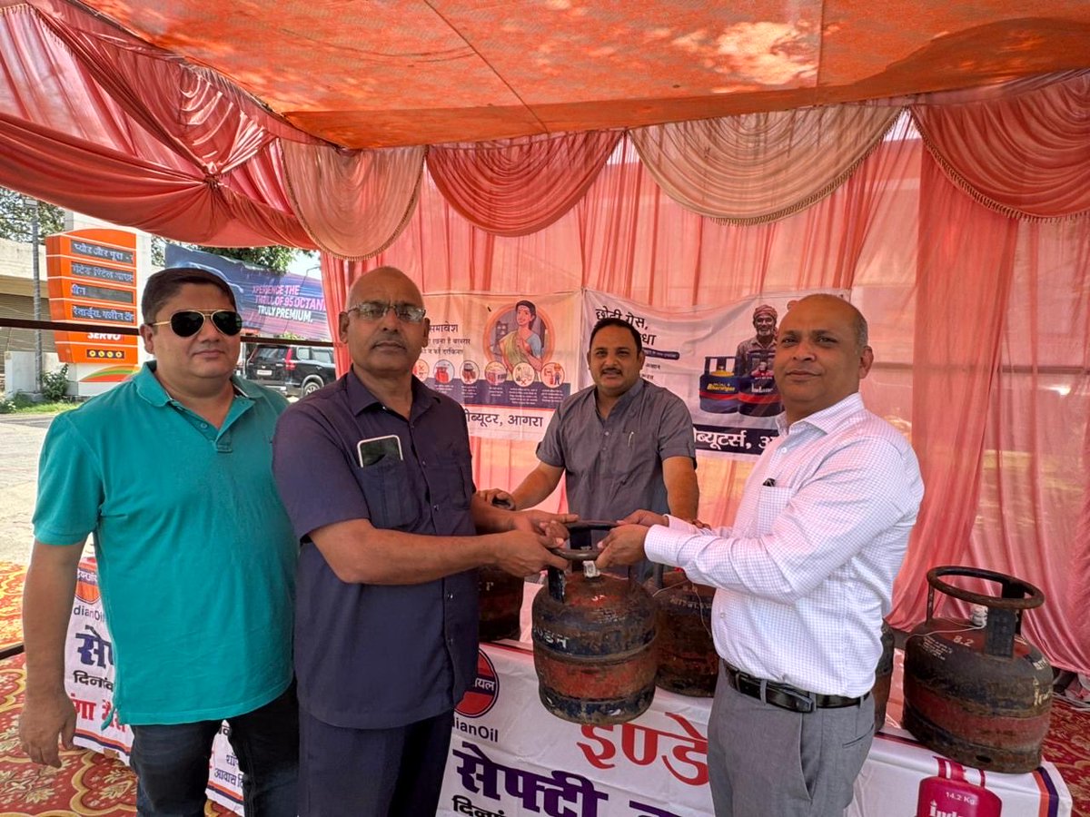 ioclupso2's tweet image. 5 kg LPG cylinder distribution drive at Shaheed Jitendra Petrol Pump, Agra by Ganga Gas Distributor.
🔹 23 new connections issued 🔹 27 refills provided
Safety guidance shared with all beneficiaries.
#StayCalmIndia #IndianOil #LPG #ReliableEnergy