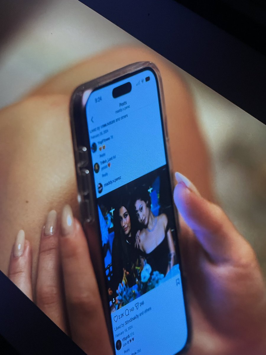 Hailey Bieber aparece em uma publicação no Instagram da personagem Maddy Perez na nova temporada de "Euphoria".

Em uma das cenas, a tela de um celular exibe o perfil da personagem, com uma foto em que Hailey surge ao lado de Alexa Demie, atriz que a interpreta.