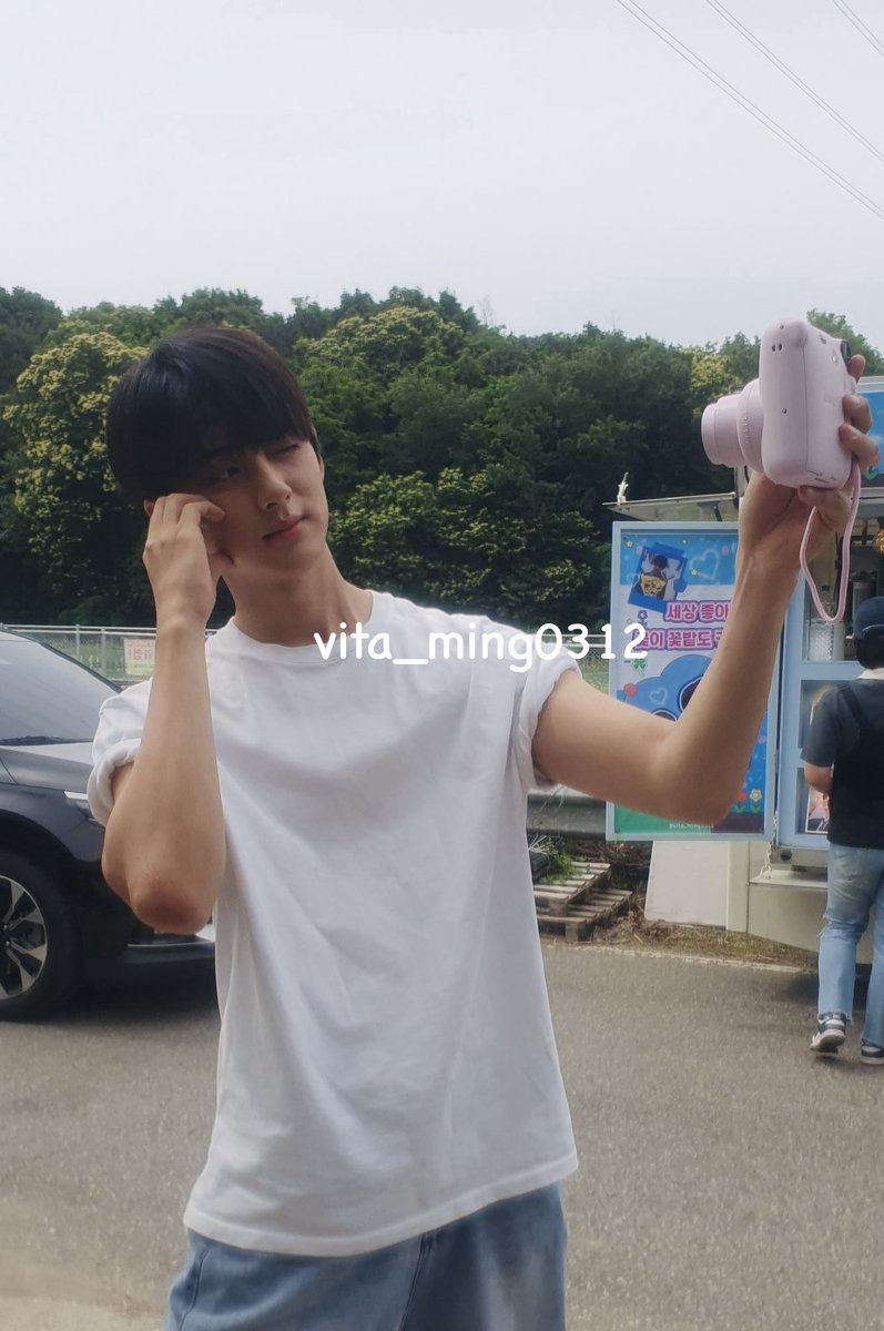 민규가 맡았던 캐릭터들중에 류보현은 김민규랑 많이 닮아서 좋음 폴라찍는 류보현 아니 김민규 귀여움 아 김민규 좋아 나 정말 민규바께 없음 민규가 너무 좋음