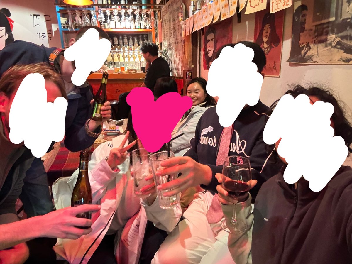 uppbdw's tweet photo. 昨晚遇到了四个从法国来的帅哥美女
一起聊天喝酒好开心😙摩洛哥小姐姐长的好权威

#新加坡 #女大 #云南 #昆明 #大理 #丽江 https://t.co/eYOdOcdA3S