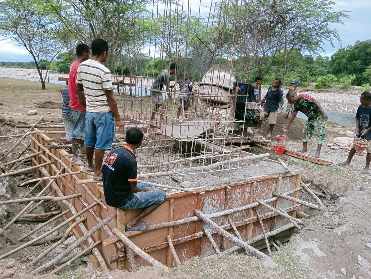 Kodam9Udayana's tweet image. Masuk Tahap Krusial, Jembatan Garuda TTU Mulai Pengecoran Fondasi Tiang Pilon

#JembatanGaruda #TNIManunggal #GotongRoyong #TTUMaju #PembangunanDesa