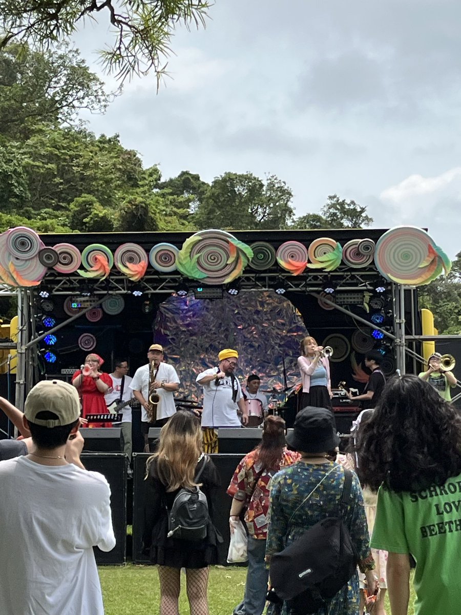 diegowater's tweet photo. 沖縄のフリーフェスティバルODDLAND3に出演してきた。ステージから隅々の空間までどこか絵の中のようで、風がやんわり吹いているのも手伝って何処にいても心地良い。関わっている人たちの真摯な姿勢が、この空間に現れているんだなと感じて胸を打たれた。出ているバンドも様々で自由で楽しかった↓ https://t.co/rmYLS5oajF