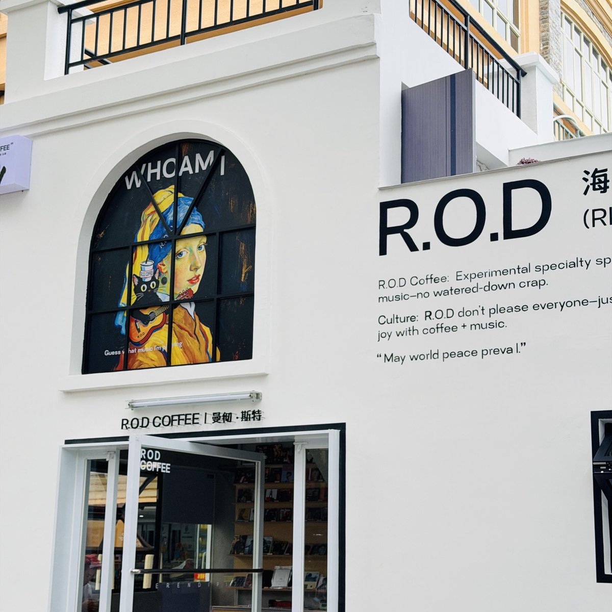 GoSanyaOfficial's tweet image. A cozy afternoon at a black-and-white vinyl café by the sea. Coffee + retro records = double the healing. 🎵☕ #Sanya #Coffee #Music