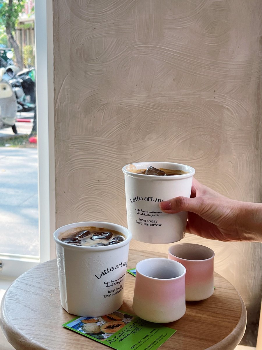 GoSanyaOfficial's tweet image. A cozy afternoon at a black-and-white vinyl café by the sea. Coffee + retro records = double the healing. 🎵☕ #Sanya #Coffee #Music