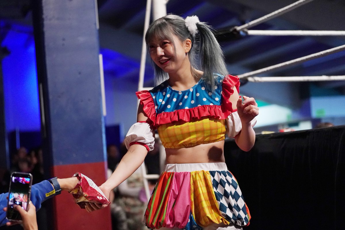 Dhandknee's tweet photo. 26.4.12 TJPW Vancouver Premiere, Day 2

@harajuku_tjpw sharing ketchup chips with the audience 😆

#原宿ぽむ #tjpw #tjpwCanada https://t.co/6FUBFNsw44