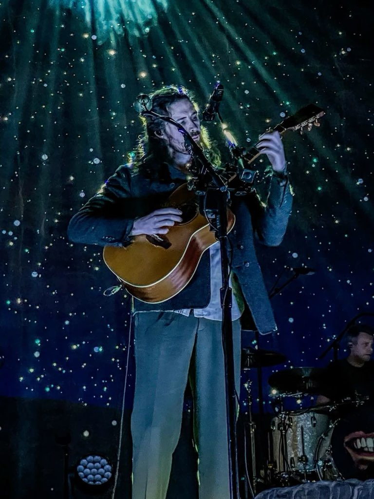 thegrtdivide's tweet photo. those lights aren’t stage effects, he just does that https://t.co/XzSbS1g7d0