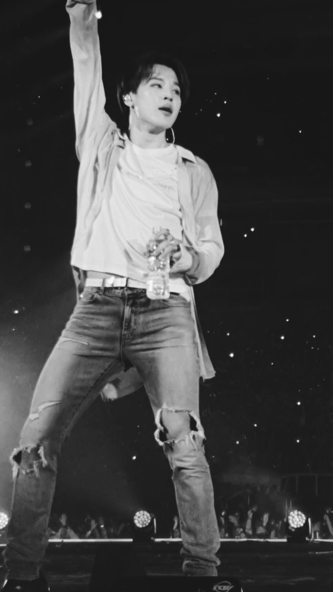 O pior é que eu tenho uma foto com essa mesma pose dele no show do BR que eu tirei dia 26 de maio.