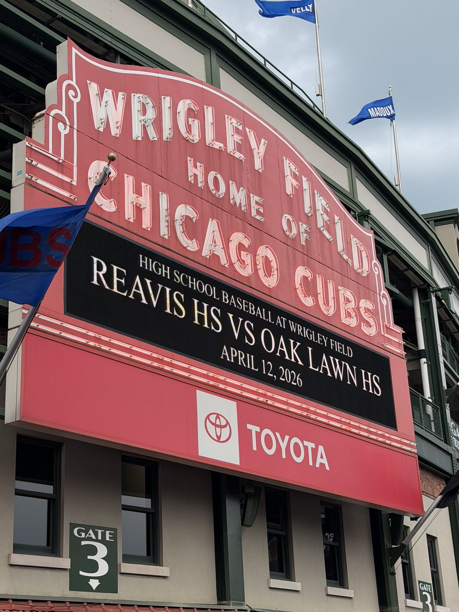 lmayolchs's tweet image. Let’s play two!
Awesome day at Wrigley seeing a Cubs victory followed by a once in a lifetime experience for the OLCHS baseball team! 
Hey hey! ⚾️⚾️ Let’s go!
#olchspride