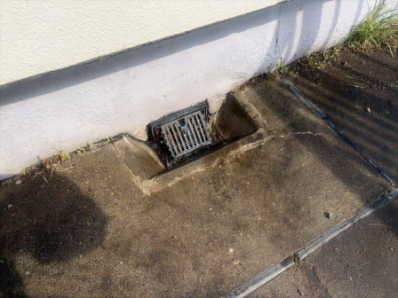 rectoweb2's tweet photo. マンションのある部屋のバルコニーです。土が溜まっていて、草も生えてしまっています。掃除してみてびっくり！！
排水口がありました！
大雨の時心配ですね。良かった。気持ちいい!
レクトプレス2026年4月号より https://t.co/rL8d26E0iL