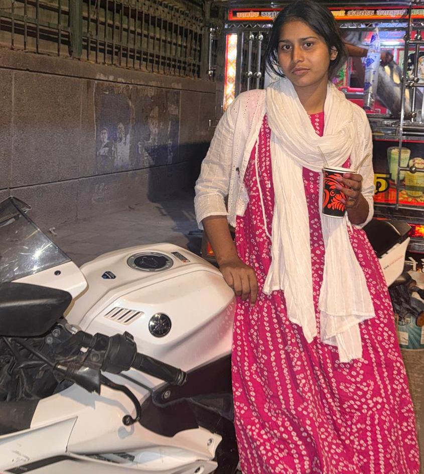 lokeshRlive's tweet image. #Ghaziabad 
रीलबाजी का शौक जानलेवा हो रहा है!
ये इकरा है जो अब इस दुनिया में नहीं है। तेज रफ्तार से स्पोर्ट्स बाइक चला उसकी रील बनाने की सनक ने इसकी जान ले ली। NH  9 पर देर रात इसकी बाइक डिवाइडर से टकराई और सिर पर चोट लगने से मौत हो गई। बैंक पर उसका साथी हाशिम भी था जो हादसे से