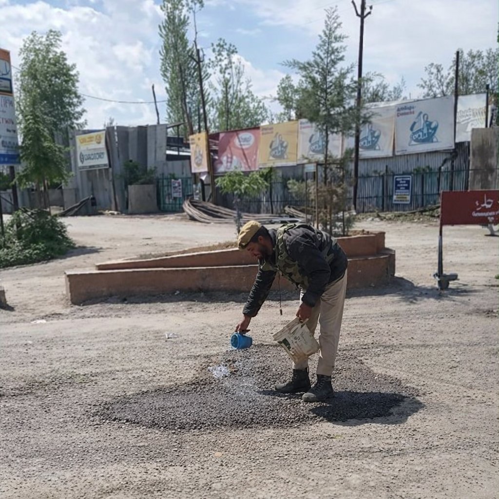 RisingKashmir's tweet image. #Viralclip of #cop repairing #road in #Handwara draws praise, exposes civic negligence

Reports @Aatif_Qayoom1

@JmuKmrPolice @KashmirPolice
@HandwaraP

risingkashmir.com/handwara-cop-r…