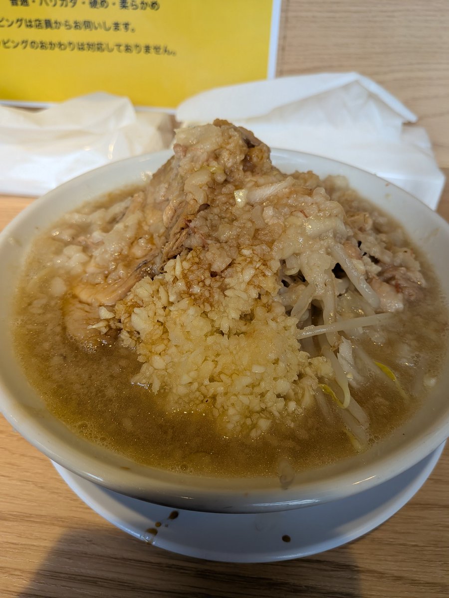 ラーメン豚の子　ラーメン900円
今回は原点に戻り、普通のラーメン
とにかく優しい味、でもガッツリ
旨し！