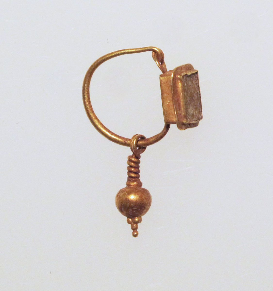 StoristArt's tweet image. This tiny gold earring from 330 AD has outlived empires, wars, and centuries of silence. Someone wore this as jewelry, as joy, as identity. And here it still is, glowing. The human need to feel beautiful is truly timeless. ✨ #AncientArt #GoldJewelry #ArtHistory