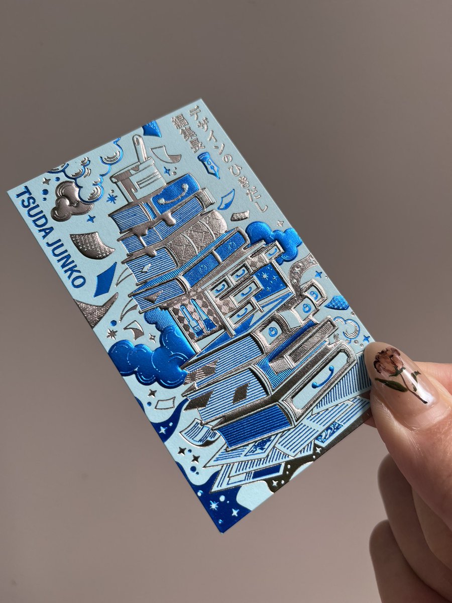 デザインした名刺を送って頂きました！

12種もあるので厳選4種。
紙×箔×エンボス加工＋両面印刷です。
裏面にも情報が載っておりますが、エンボス加工でボコボコになった面に文字が載ってて味があって素敵な名刺に仕上がってて私も嬉しいです！解説は
コスモさんの記事を👉 x.com/cosmotech_no1/…