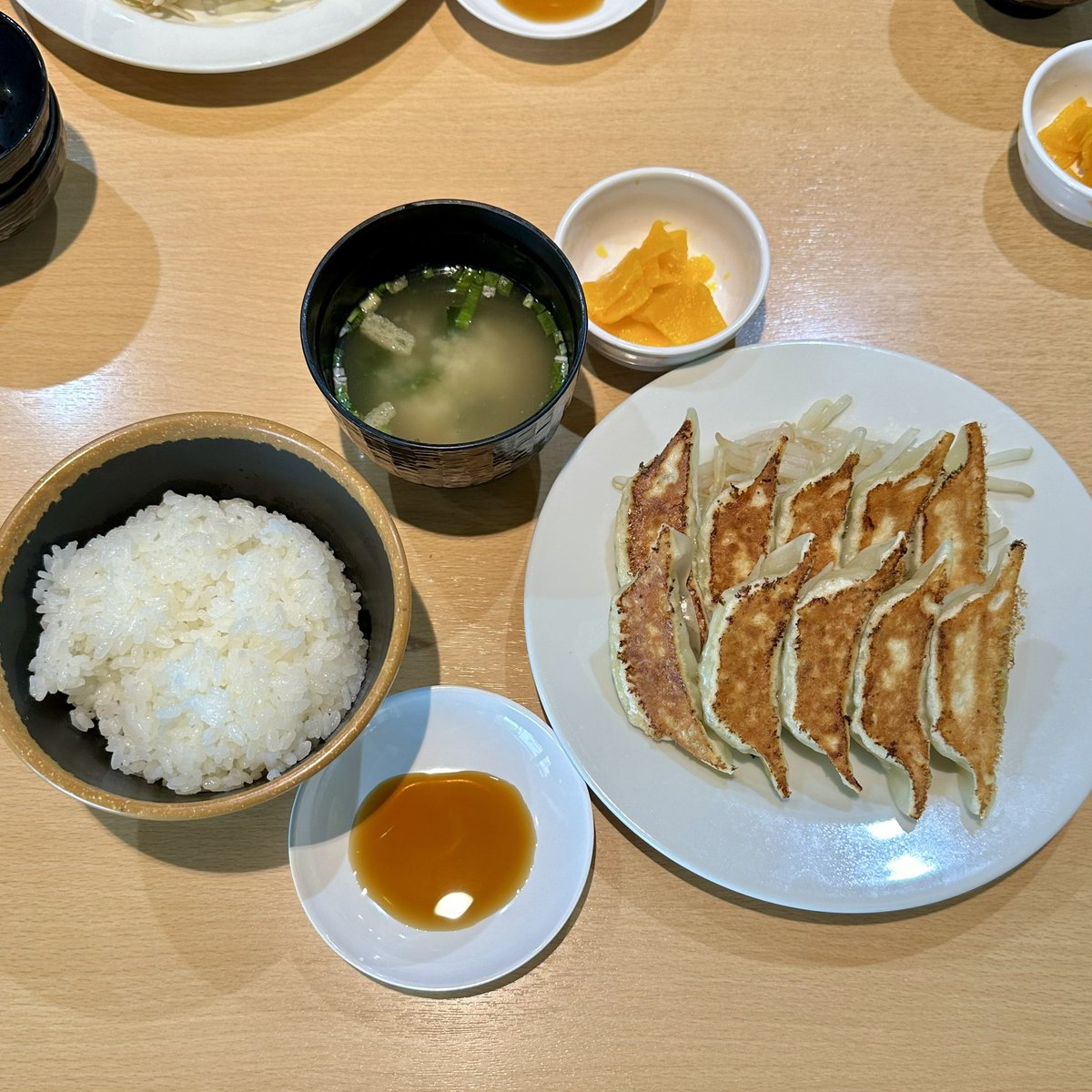 umerobo's tweet photo. 週末は所用で子どもと静岡へ。
慌ただしい滞在ながらも、浜松名物の餃子とお土産はしっかり抑えて帰宅！

子どもの部活動がはじまったら、こんなお出かけは し辛くなるのかな…
まぁ、その時々でやり繰りするしかないか😉 https://t.co/BGcF3aLt2R