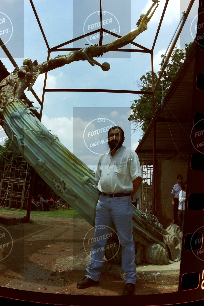 Fototecaspt's tweet image. Taller de escultura del artista Carlos Bustos en la colonia Rancho Blanco, julio 2001.
Digitalización: Fototeca Digital San Pedro Tlaquepaque 
Fotos: Col. Archivo Manuel Cambre 
#Tlaquepaque #TONALA #foto #historia #Guadalajara