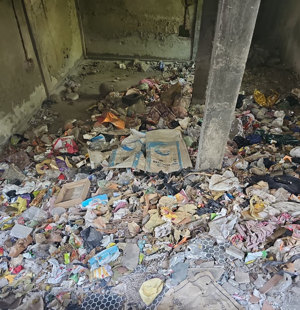 Lko_VivekSharma's tweet photo. 🏗️ "विकास की 'अधूरी' दास्तां..🗑️"

नेहरू इंक्लेव का यह अधूरा पड़ा व्यावसायिक कॉम्प्लेक्स लगभग पिछले 25 वर्षों से अपनी छत का कर ही रहा है..इंतज़ार!
लखनऊ विकास प्राधिकरण के 'विश्वकर्माओं' ने करोड़ों रुपए तो इस पर न्योछावर कर दिए..पर छत डालना शायद भूल गए..🤔
अब हालत यह है कि यह आलीशान खंडहर 'कूड़ा घर' बनकर बीमारियों का ज्वालामुखी बना..अपनी किस्मत पर रश्क ही कर रहा।
इंतज़ार है किसी रसूखदार 'कृपालु' का..जो इसे ओने-पौने दाम में समेट ले।
सरकारी खजाने का ऐसा 'दोहन' कि पत्थर भी बोल उठें-- 'साहब, हमें बना रहे थे या बस बजट खपा रहे थे?' 🙄
प्रशासनिक और शिल्पकारों की उदारता (उदासीनता) ऐसी कि..#LDA से #LMC को हैंडओवर की प्रक्रिया को जवाबदेही से बचने का रास्ता ही बना डाला..😀
निर्माणकर्ता LDA के 'शिल्पकारों' की यह अनदेखी दर्शाती है कि शहर की कीमती जमीनों का रखरखाव तो शायद इनकी प्राथमिकता में ही नहीं है..😊..@LkoDevAuthority
संज्ञानार्थ..@rajnathsingh @CMOfficeUP @opsrivastavabjp @LucknowDivision @AdminLKO @LMC_Lucknow
#Corruption 
#UrbanPlanning #WasteManagement