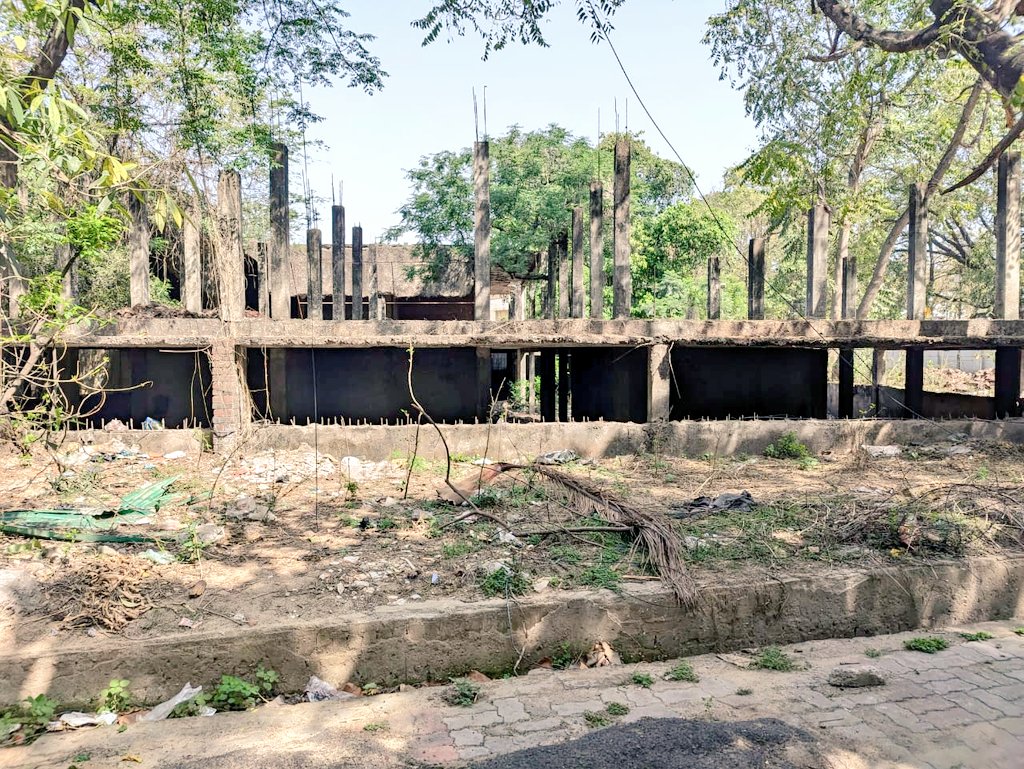 Lko_VivekSharma's tweet photo. 🏗️ "विकास की 'अधूरी' दास्तां..🗑️"

नेहरू इंक्लेव का यह अधूरा पड़ा व्यावसायिक कॉम्प्लेक्स लगभग पिछले 25 वर्षों से अपनी छत का कर ही रहा है..इंतज़ार!
लखनऊ विकास प्राधिकरण के 'विश्वकर्माओं' ने करोड़ों रुपए तो इस पर न्योछावर कर दिए..पर छत डालना शायद भूल गए..🤔
अब हालत यह है कि यह आलीशान खंडहर 'कूड़ा घर' बनकर बीमारियों का ज्वालामुखी बना..अपनी किस्मत पर रश्क ही कर रहा।
इंतज़ार है किसी रसूखदार 'कृपालु' का..जो इसे ओने-पौने दाम में समेट ले।
सरकारी खजाने का ऐसा 'दोहन' कि पत्थर भी बोल उठें-- 'साहब, हमें बना रहे थे या बस बजट खपा रहे थे?' 🙄
प्रशासनिक और शिल्पकारों की उदारता (उदासीनता) ऐसी कि..#LDA से #LMC को हैंडओवर की प्रक्रिया को जवाबदेही से बचने का रास्ता ही बना डाला..😀
निर्माणकर्ता LDA के 'शिल्पकारों' की यह अनदेखी दर्शाती है कि शहर की कीमती जमीनों का रखरखाव तो शायद इनकी प्राथमिकता में ही नहीं है..😊..@LkoDevAuthority
संज्ञानार्थ..@rajnathsingh @CMOfficeUP @opsrivastavabjp @LucknowDivision @AdminLKO @LMC_Lucknow
#Corruption 
#UrbanPlanning #WasteManagement