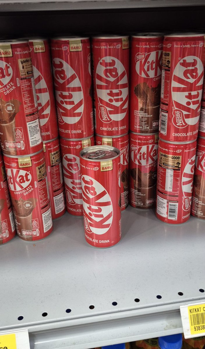 sean_ong's tweet image. Today I learned Singapore has #kitkat flavored chocolate milk/drink. Not sure how I feel about it 👀