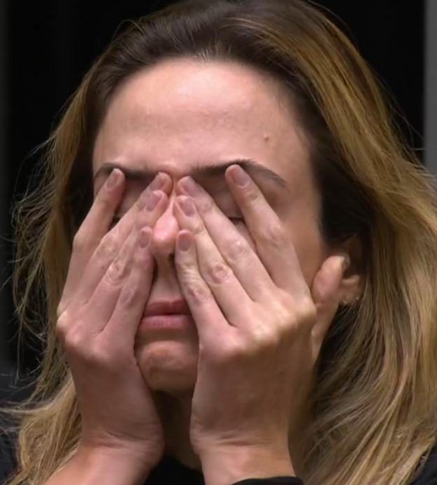Começou o espetáculo da “pobre menina mimada”, que insiste em dizer que precisa do prêmio para garantir a aposentadoria.  Uma aposentadoria que não veio de esforço ou mérito, mas construída à base de ataques, ofensas e da constante tentativa de diminuir os adversários.