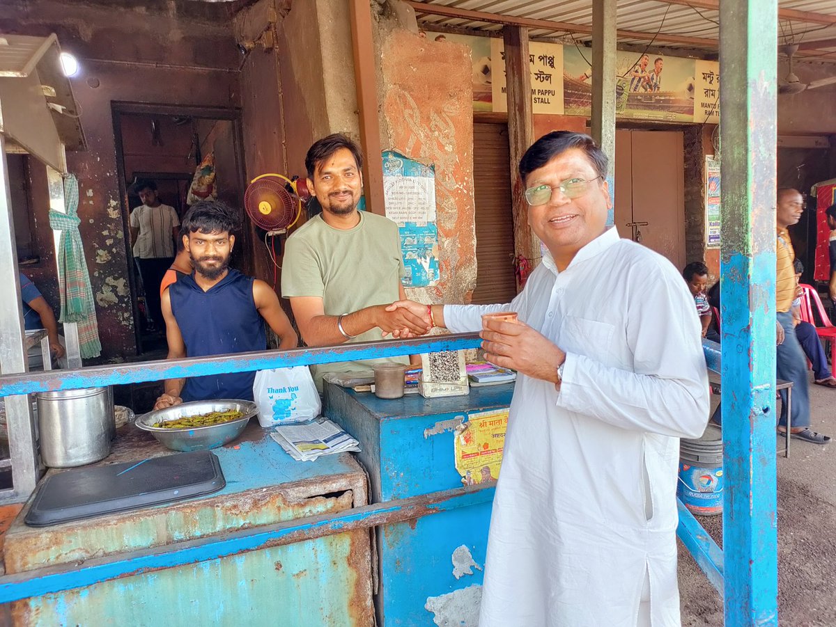 SanjayNirmalbjp's tweet image. पश्चिम बंगाल, प्रातः काल की चाय एवं अल्पाहार, दुर्गा पुर के संकटमोचन लिट्टी स्टॉल पर। 
#नमोनमो 
#follower 
@blsanthosh @v_shrivsatish @BJP4India @BJPSCMorcha