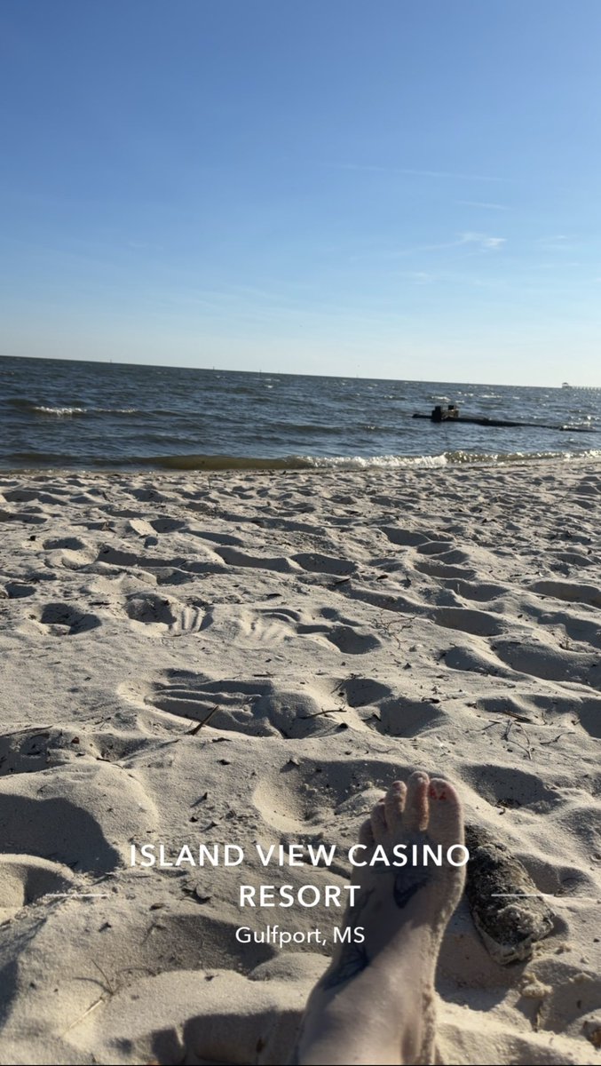 _Leann_11's tweet photo. Pretty toes in the sand 😝🤭 https://t.co/wapFNCPG62