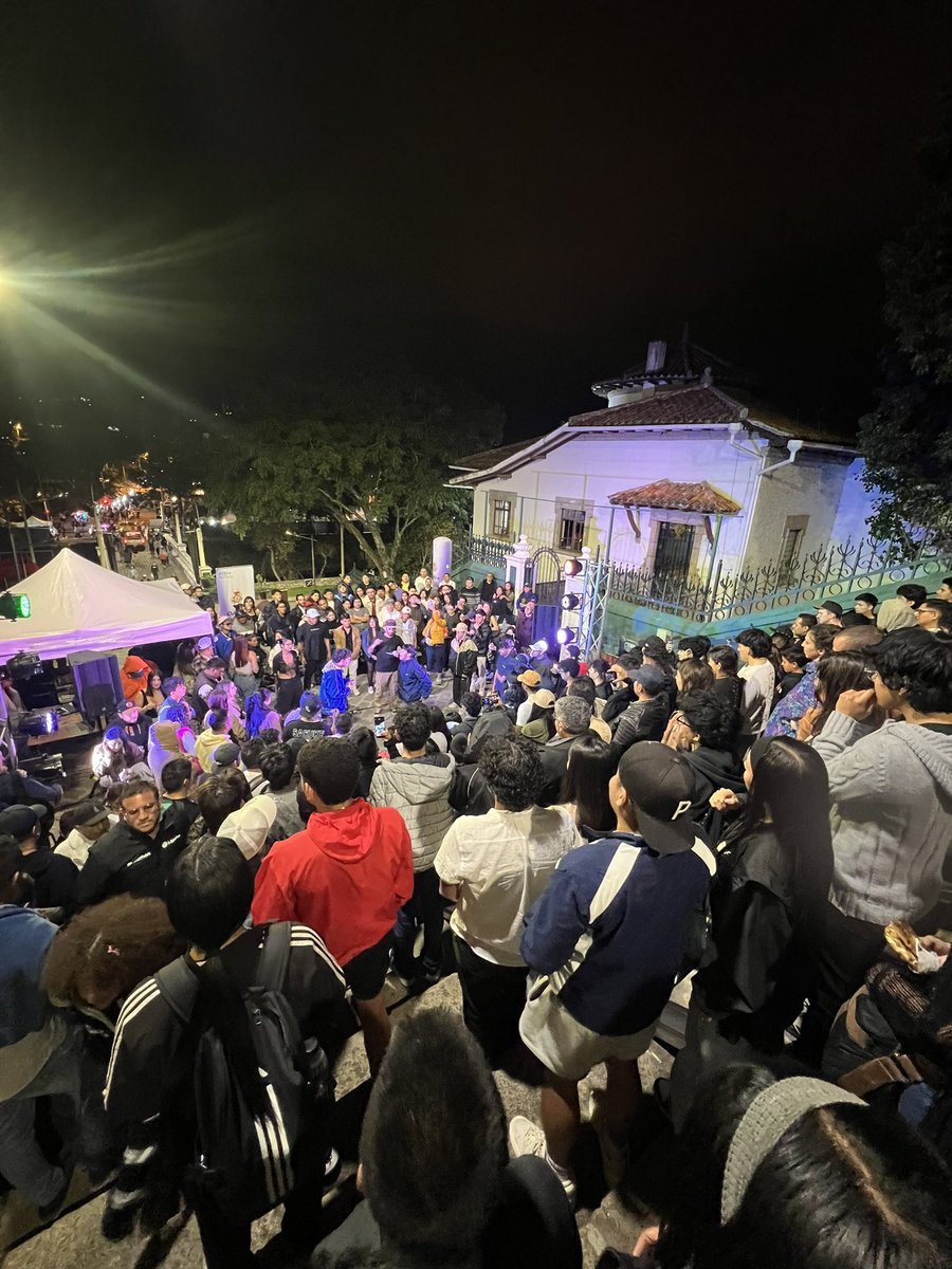 CulturaCUE's tweet photo. 🏆🔥 Ya tenemos ganadores del #Freestyle469
Una noche de alto nivel dejó en el podio a:
🥇 Melo
🥈 Darío
🥉 Tiger
Gracias a todos los participantes por hacer vibrar la escena con su talento y flow. 🎤
#Freestyle469 #CulturaUrbana #CuencaVive https://t.co/0NnSuFiMPl
