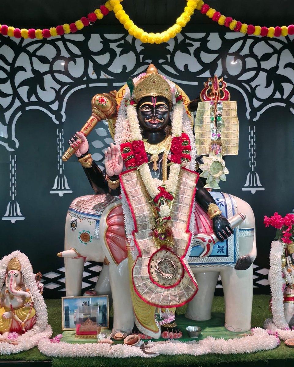द्वाव् एव कथितौ सद्भिः 
पन्थानौ वदतां वर ।

अहिंसा चैव सत्यं च 
यत्र धर्मः प्रतिष्ठितः ॥

अर्थात : सज्जनों ने 

केवल दो ही मार्ग बताए हैं

- अहिंसा (किसी को कष्ट न देना) 

और सत्य (सत्य बोलना)।

इन्हीं दो के आधार पर 

धर्म की स्थापना होती है।

#अहिंसा का अर्थ क्या है ?
१/३