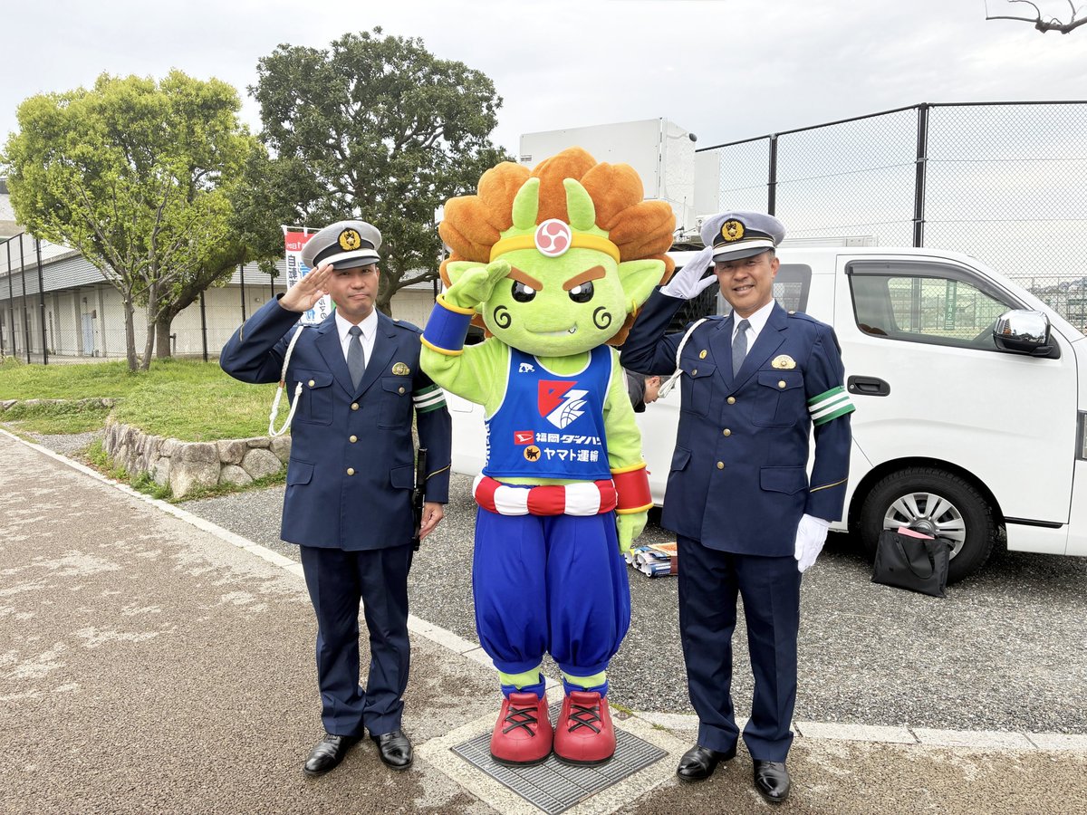 今日は、東警察署のみんなと一緒に
照葉小中学校のお友だちに挨拶してきたジン👮⚡️
元気な挨拶うれしかったジン～！🙌

ピカピカのランドセルを背負った新1年生のみんな！🎒
交通ルールをしっかり守って、元気に登校してね！

（神もDJポリスやりたかった...💦）

#ライジングゼファーフクオカ
#神くん
