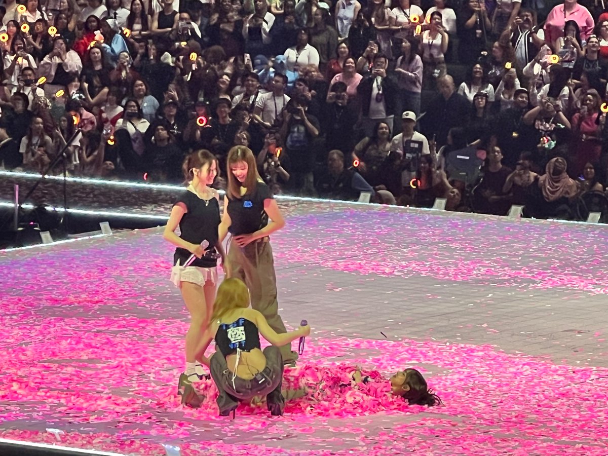 ree @ laur day tweet media