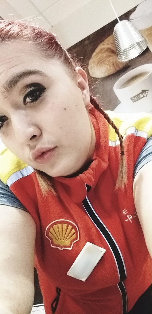 TankstellenLara tweet media