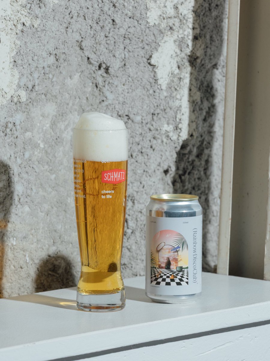 Rainbow_Disco's tweet photo. Rainbow Disco Club 2026
RDC × schmatz Bright Session Lager

2022年からパートナーシップを継続している「schmatz」とのコラボレーションビールが今年も登場。「野外で朝から飲みたいビール」のコンセプトをさらに追求するため、今年は若干苦味を抑えながらも、柑橘系のアロマを上品に表現しました。

缶のデザインは、RDCレジデントDJとしても活躍するKikiorixが手がけ、音楽とビールが融合した、特別感あふれる1本です。是非とも会場で飲んでみてください！

スタイル：セッションラガー
アルコール度数：4.5%
モルト：Pils, Acid
ホップ：Tango, Hallertau Cascade

#rainbowdiscoclub