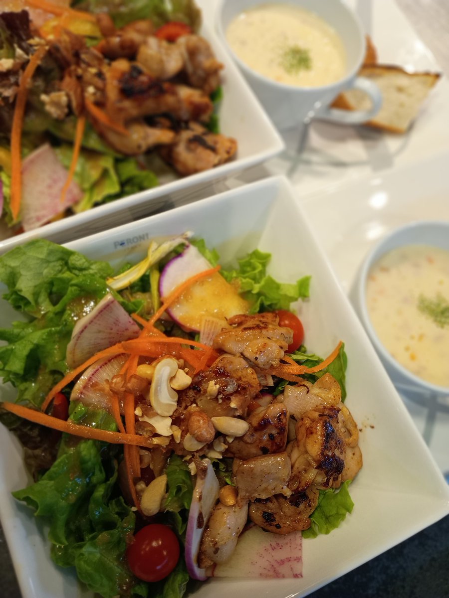 営業中です😋
人気のサラダランチプレート✨️✨️✨️
ぜひご賞味下さいませ♪
本日の日替わり丼は【豚キムチ丼】
です！🐷🐖