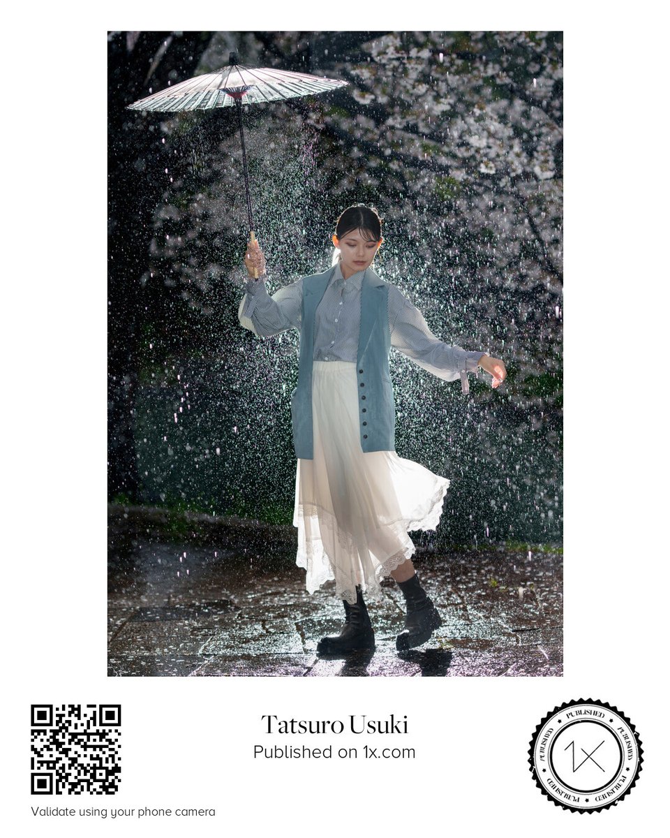 Tatsuroug's tweet image. ”If you dance in the rain" 
1x.comで　＃Published　
新免 透華さん@touka_snmn021
#中書島 #雨 ＃桜 #和傘　＃伏見であい橋
