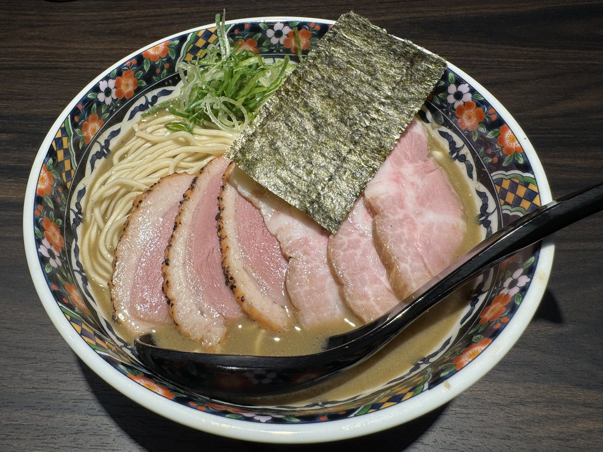 kudo_pon's tweet photo. 絶品すぎるラーメン屋として絶大な支持を得てる「つきひ」(東京亀戸)の新店「まいまい」がJR神田駅そば爆誕プレオープン！ 激しく濃密濃厚な煮干汁は味覚が蕩けるパないの！ 千枚通しでススりたい。鶏油の和え玉はそのまま食べて神！ 噛まずにいられぬ衝動！ 噛みました！ 僕はキメ顔でそういった🍜☺️ https://t.co/cYEMS1X7VJ