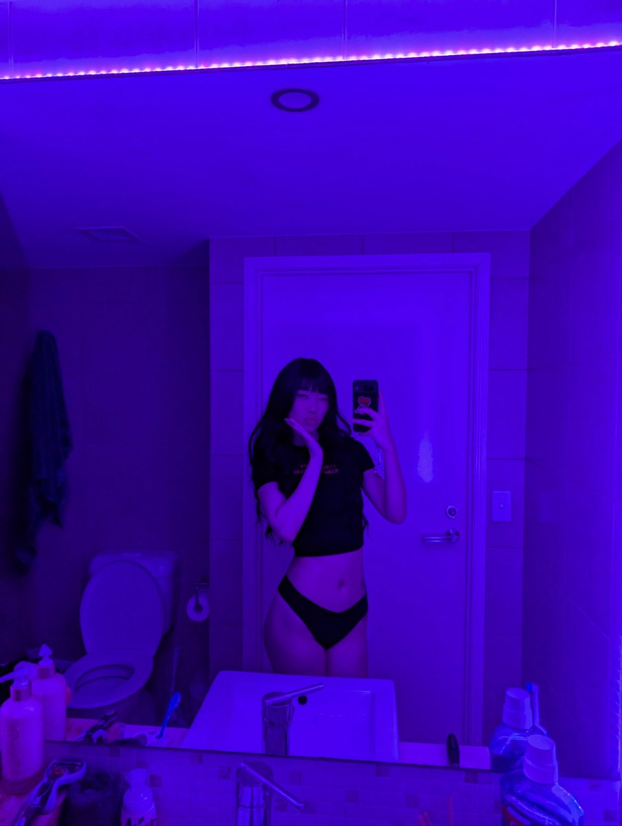 greedyevelyn's tweet photo. I almost used the bathroom, then I remembered you’re my personal toilet. Move now. https://t.co/3QUz21PUlz