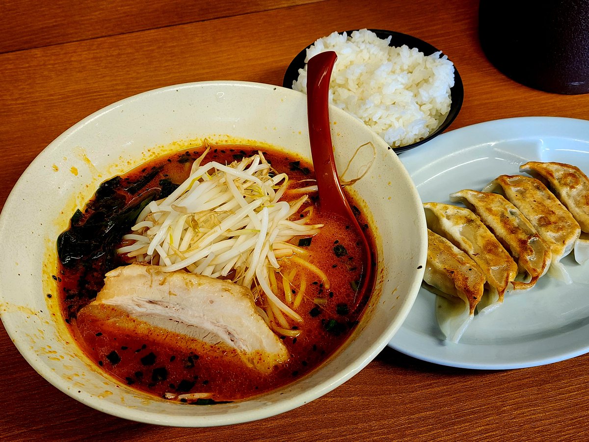 doshiemon's tweet photo. 昨日の昼←と、今日の昼→です(`•∀•´)✧

 #どしえめん https://t.co/AZaIcD6LFQ