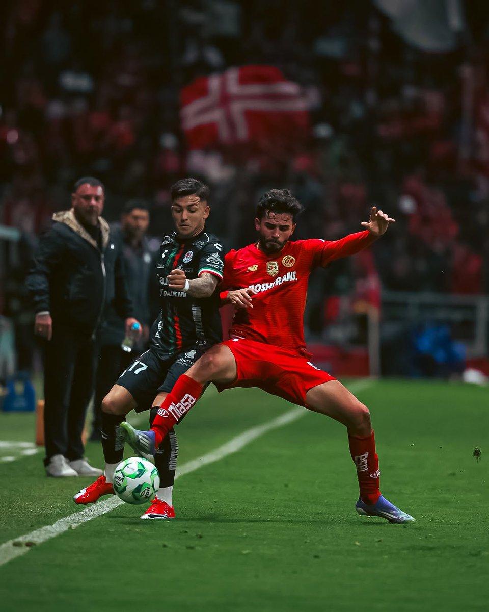 EstadioToluca's tweet photo. INJUSTICIA FINAL

Con penal que parece inexistente en el tiempo de compensación, el @AtletiDeSanLuis le empató 1-1 al @TolucaFC en el Estadio Nemesio Diez, en el duelo de la jornada 14 del Clausura 2026, dejando a los Diablos Rojos en la quinta posición.

#VamosPorLaTRECE https://t.co/V1mNd4LnWS