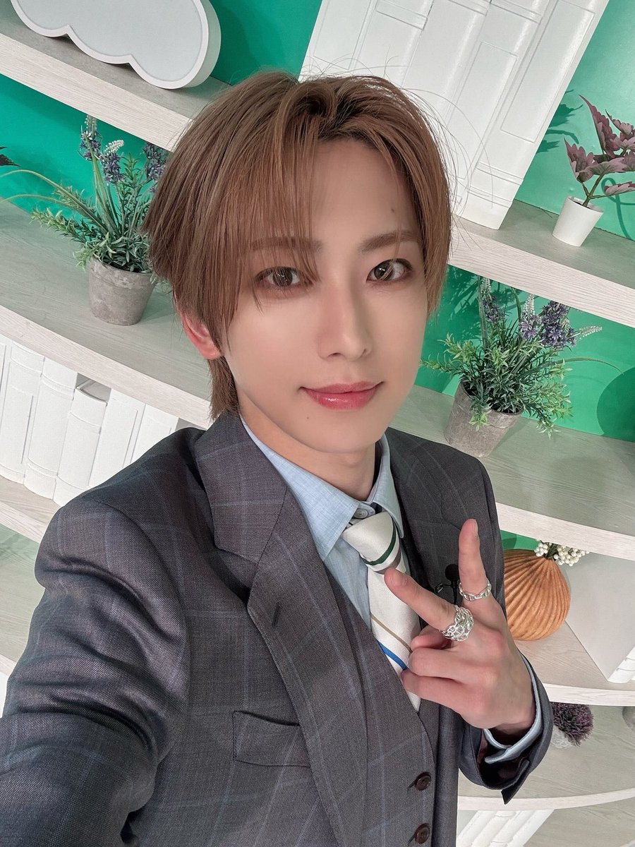 andTEAM_members's tweet image. コメンテーターFUMAです！
今日は&amp;amp;TEAMの「We on Fire」をDayDay.で初披露させていただきました~‼︎
なので今日は2種類のFUMAですっ😇😈

「We on Fire」たくさん聴いて、たくさん愛してください~🫶

#DayDay.
#andTEAM #FUMA
#WeonFire #andTEAM_WeonFire