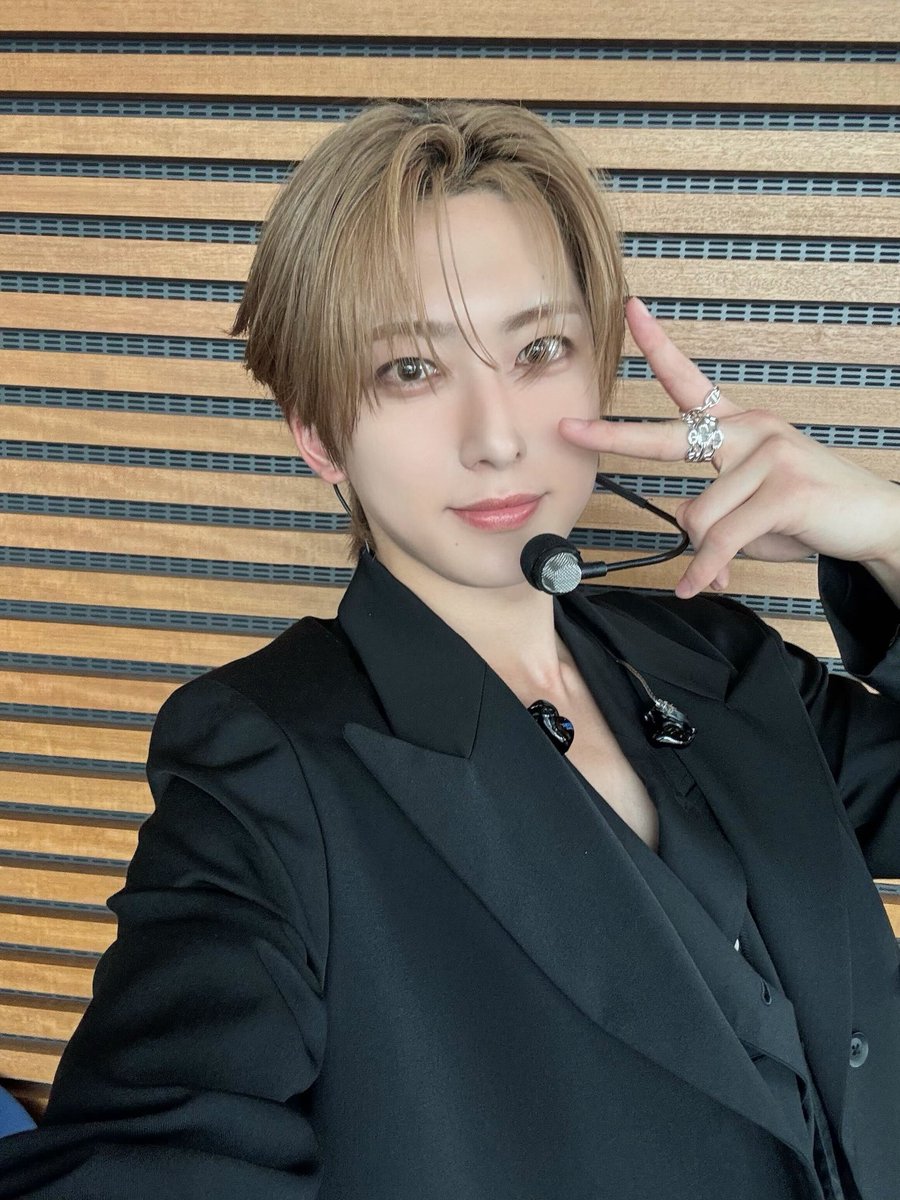 andTEAM_members's tweet image. コメンテーターFUMAです！
今日は&amp;amp;TEAMの「We on Fire」をDayDay.で初披露させていただきました~‼︎
なので今日は2種類のFUMAですっ😇😈

「We on Fire」たくさん聴いて、たくさん愛してください~🫶

#DayDay.
#andTEAM #FUMA
#WeonFire #andTEAM_WeonFire