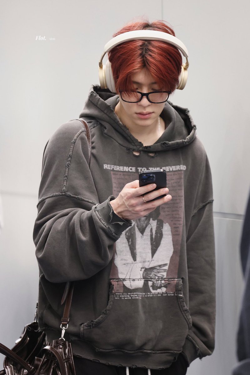 not only the stupidly (lovingly) handsome face, they literally has the same style preference🫩😭