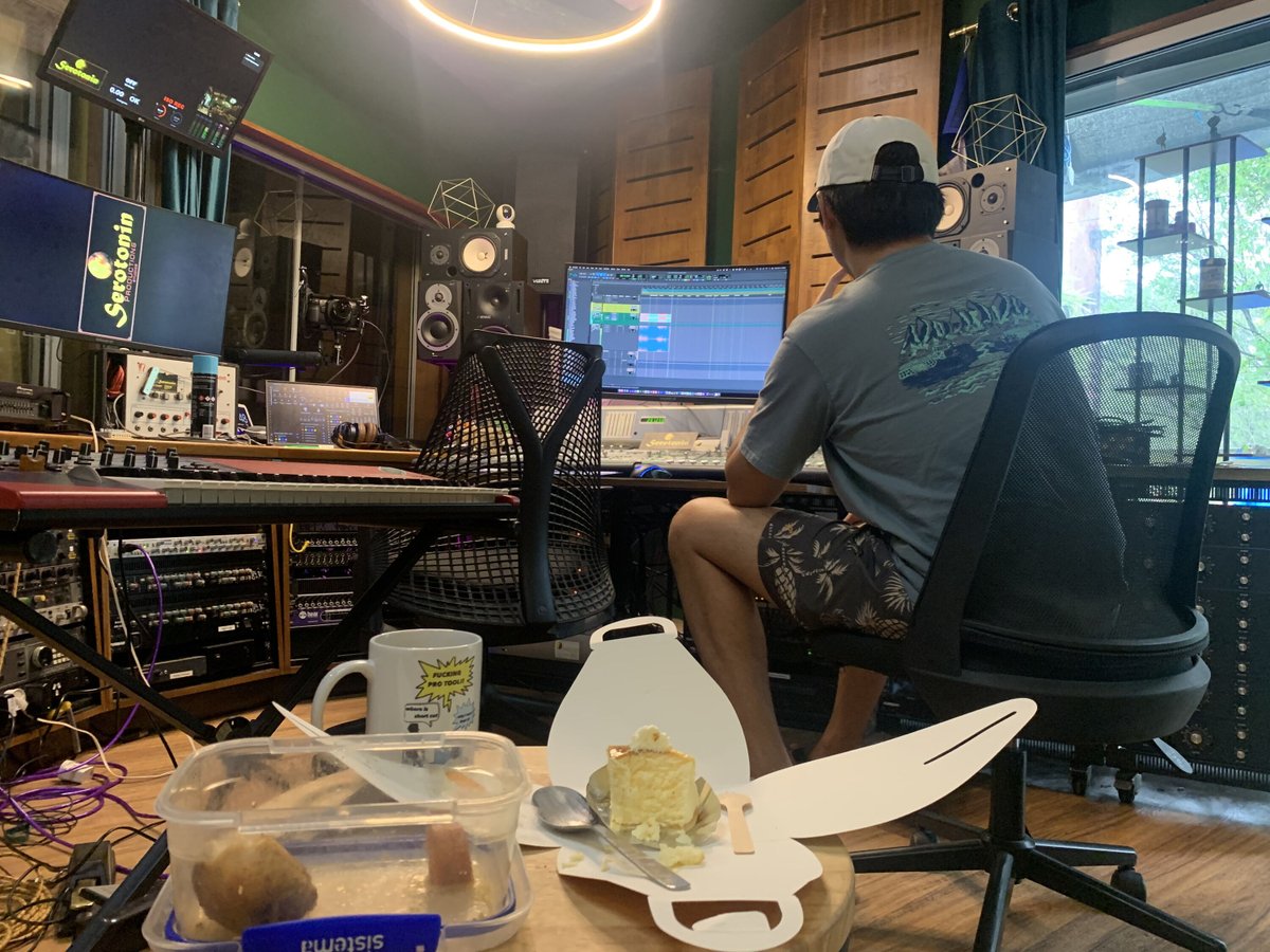 makejorton's tweet photo. Snapshots from a few recent sessions with @the_soviet_unicorn &amp; @minion9927 
Thanks for having me on deck!
Studio &amp; Dog = @serotoninproductionsstudios
-
#studio #Deathclaw #NordLead2X #Plasma https://t.co/h4j2KO9EKY