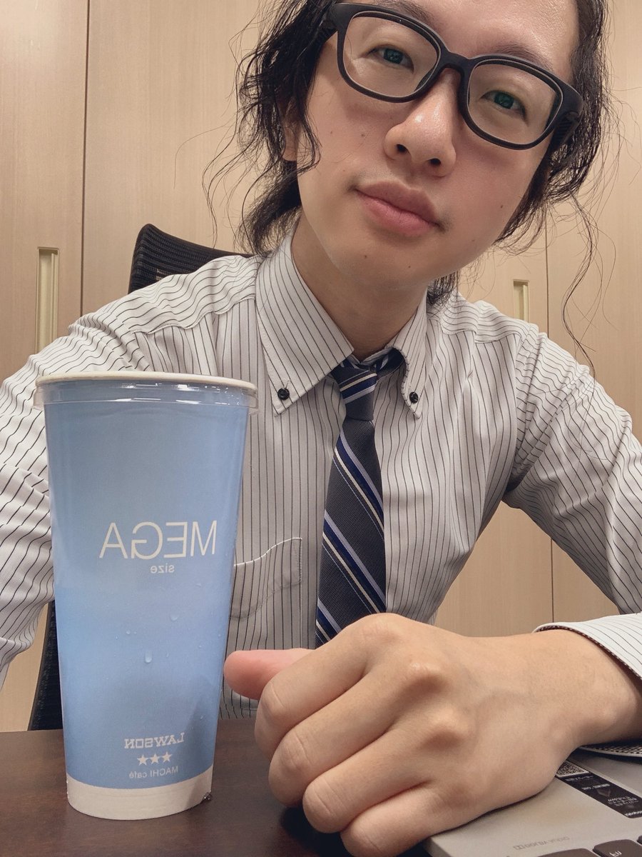 月曜日から何故かヘトヘト&amp;めちゃ眠いからメガサイズのカフェラテ濃いめで頑張っているがそれよりも髪の毛のぴょろぴょろが気になってしまうの図😆笑　さて、本日は本社に出勤してます🥺今夜はおぢ4コラボでなんかボート漕ぐようなゲームするっぽい気がする💡今週も生き残りましょう💪ぱわー！！