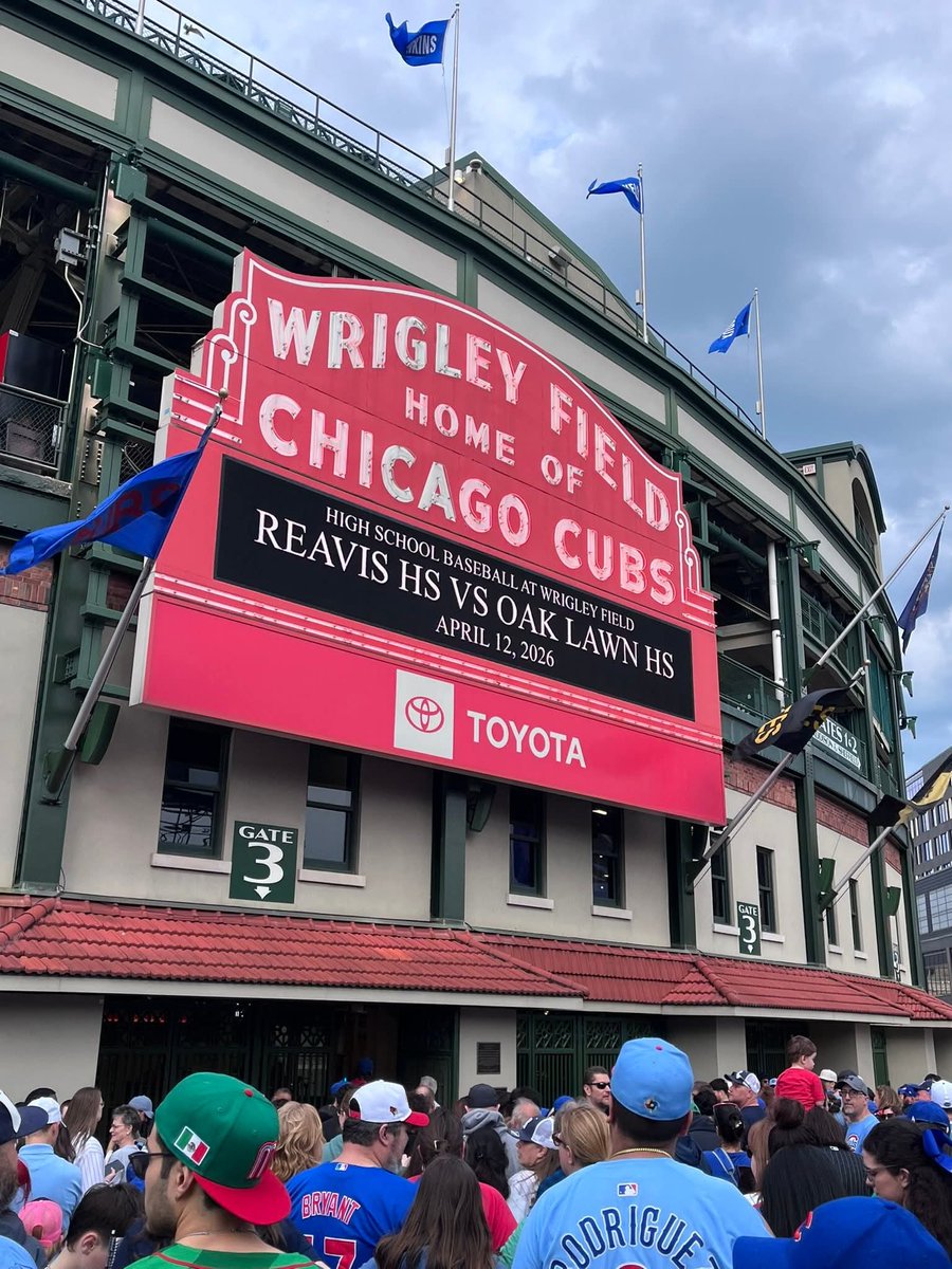 OLCHSAthletics's tweet image. What a day to be a Spartan! ​Huge thanks to the Cubs for the chance to play at Wrigley Field. It was an honor to take on @ReavisAthletics in a setting our players will never forget. We loved sharing this historic moment with them! ​A dream come true for our two communities!