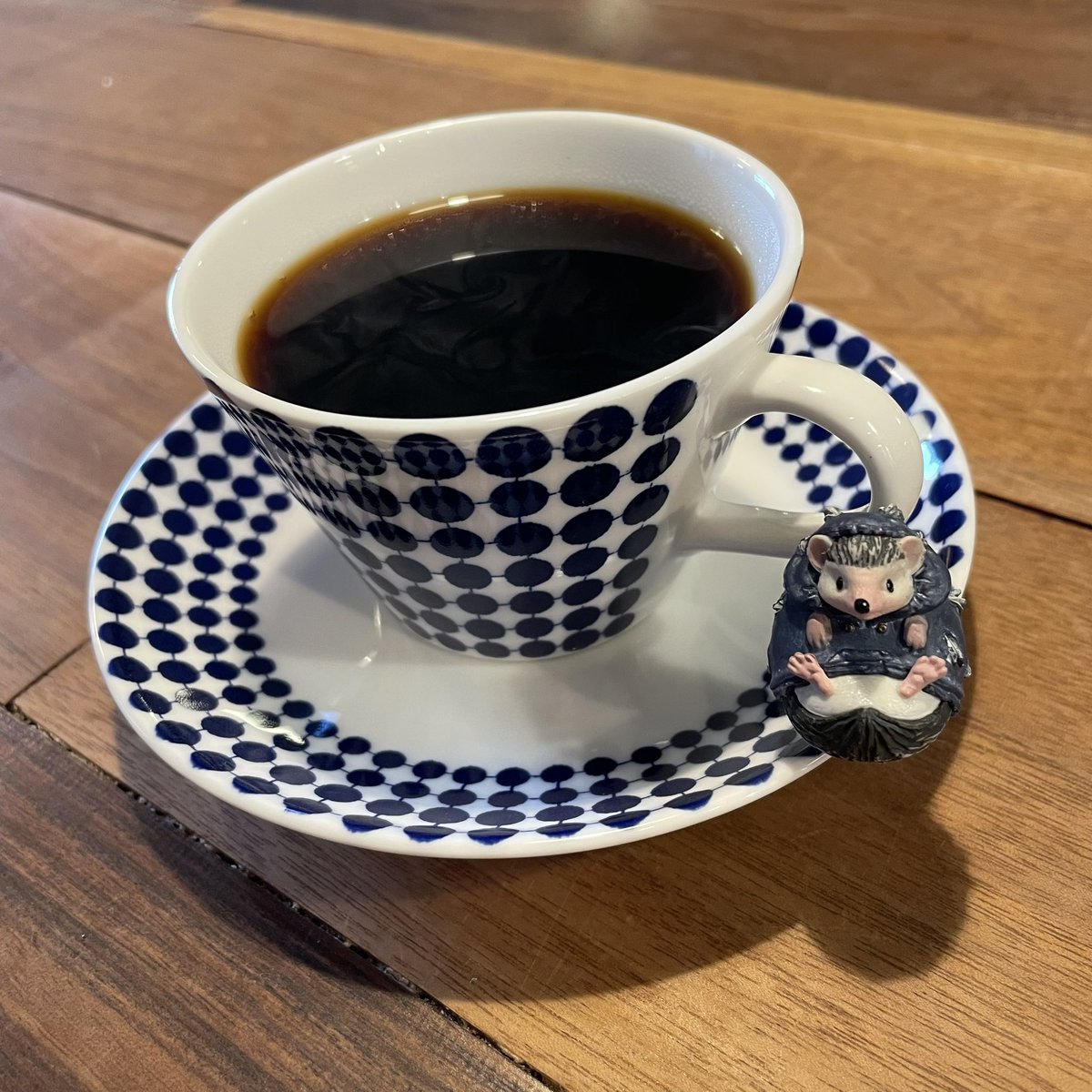 4月13日(月)
一時的に雨が降りましたがこの後は晴れ予報。
ハリネズミ珈琲店
4月は月曜日も営業しております。
ちょっとひと休みに是非ご利用くださいませ。
新しい仲間。
フードパーカーかぶったハリネズミもお待ちしております🦔
本日、23:00までお待ちしております。