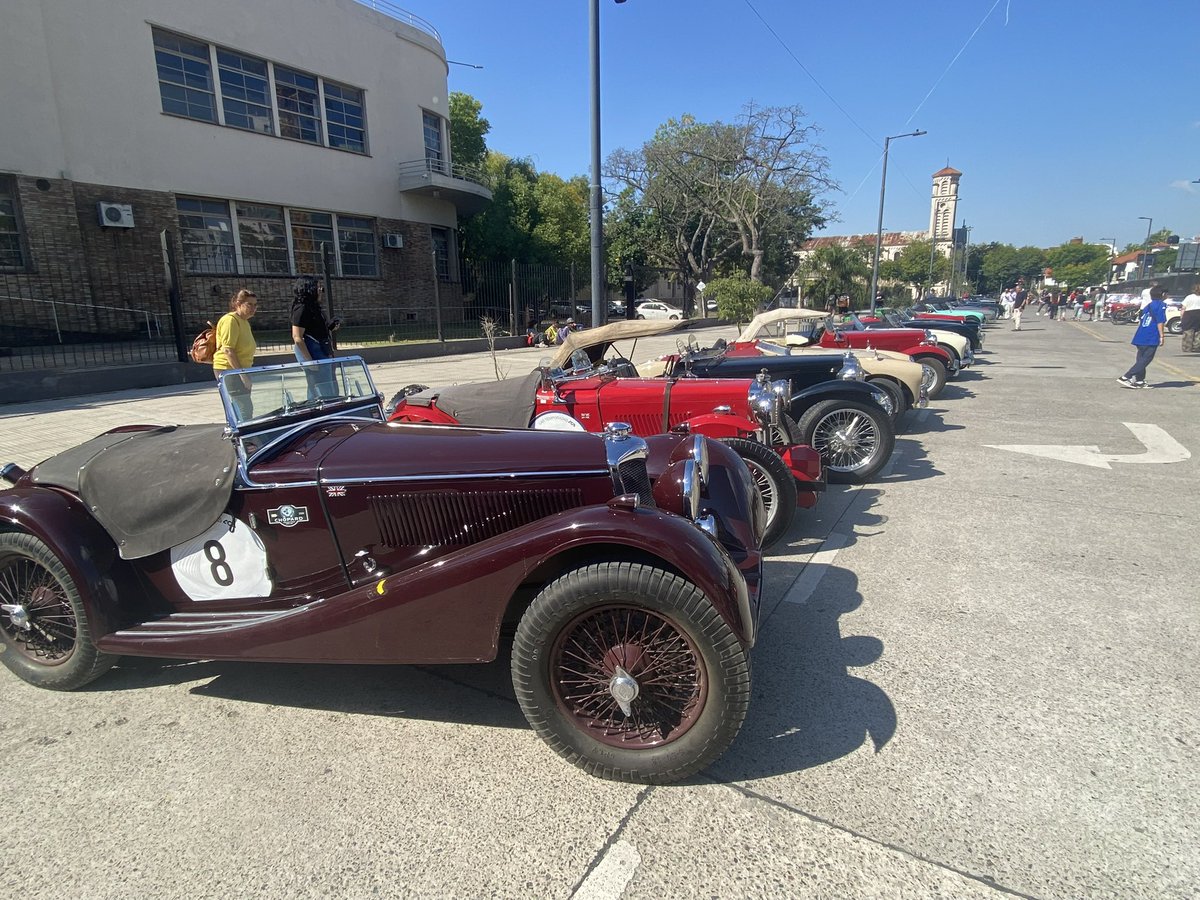 Los autos clásicos invadieron la ciudad. Fue un gran evento, salieron desde el Parque de la Innovación, pasaron por el obelisco, por Puerto Madero, se detuvieron en los bosques de Palermo y regresaron al punto de partida. “Las Temporadas ACA “ fue organizada por Claramunt Garage