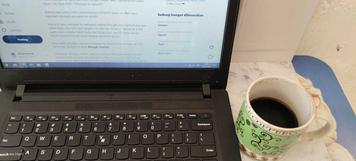 Sejak jadi ayah, saya jadi sering melototin cangkir kopi yang udah dingin. Bukan karena kopinya mahal, tapi karena saya lupa minum gegara si kecil minta gendong terus. Lalu saya mikir, "Belajar itu apa sih?"

Karena buku parenting terlalu tebal dan bikin ngantuk, ya udah saya